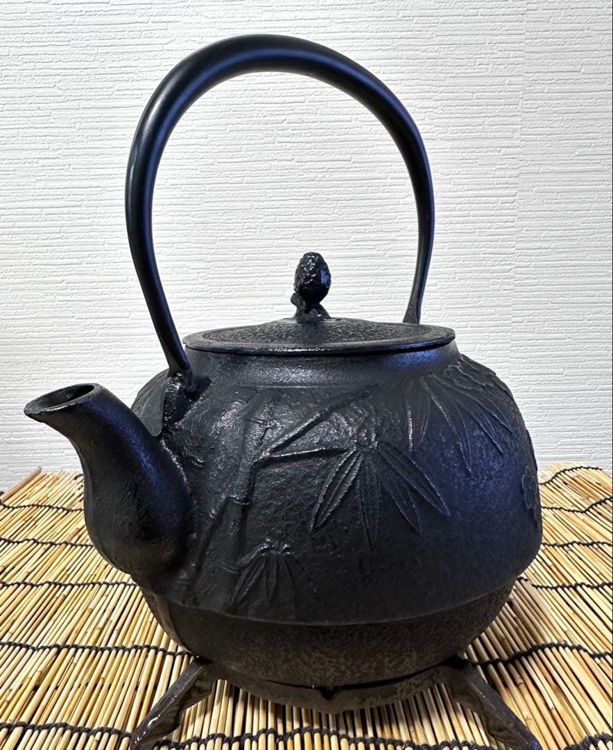 未使用品、付属品付　南部運南堂 鍋元造　松竹梅　２８型　大型鉄瓶　南部鉄瓶