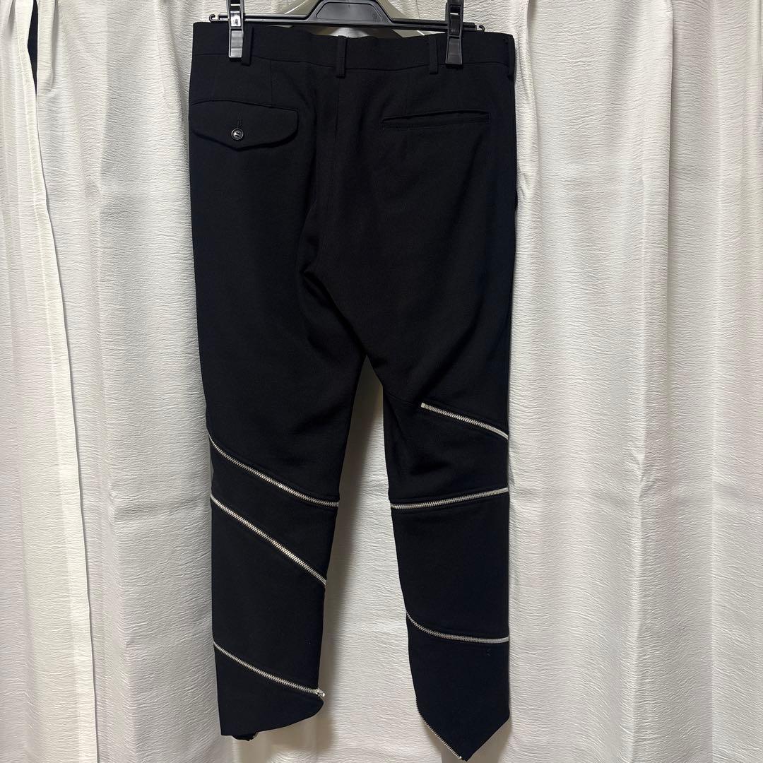 コムデギャルソンオムプリュス 螺旋ジッパーデザインの黒スラックス