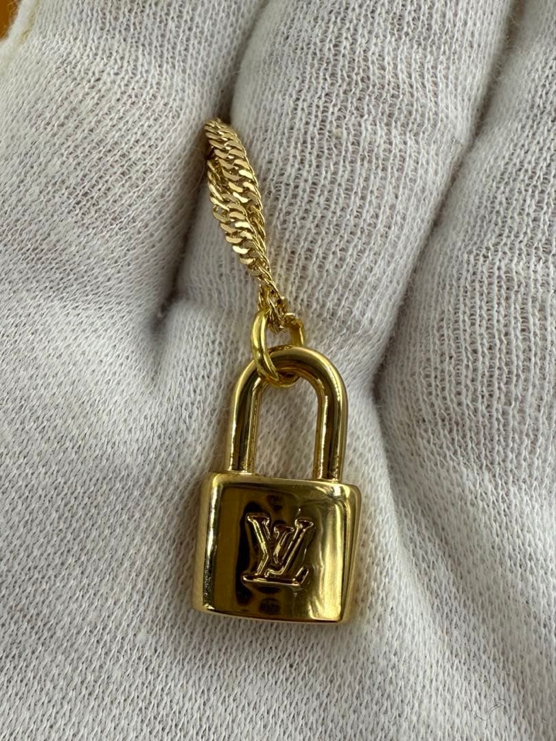 LOUISVUITTON ルイヴィトン　パーツ　アクセサリー　ロゴ　ミニ　美品