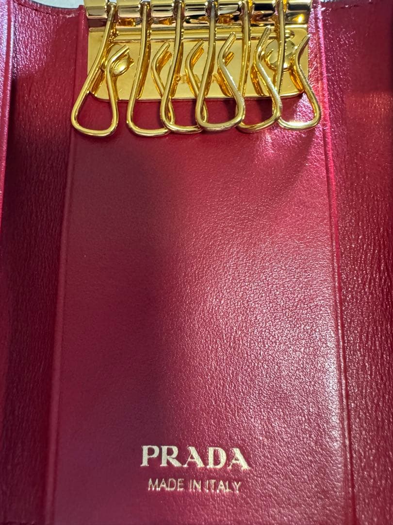ネギラー油PRADA レア✨レザー キーケース6連/ブラック×レッド