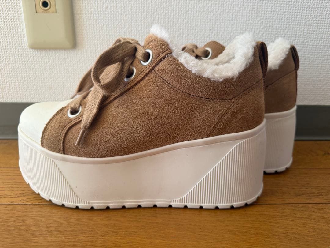 鈴木亜美さん 新作 プラットフォーム スエードスニーカー