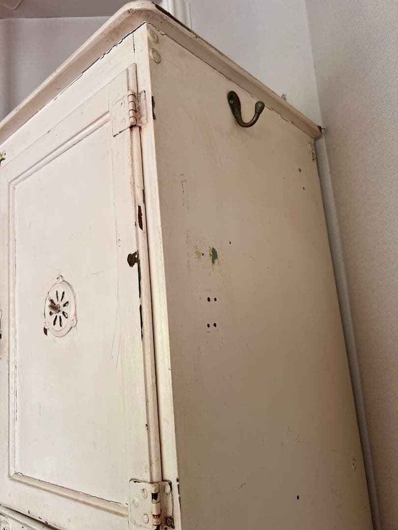ヴィンテージ　キッチンキャビネット　オフホワイト