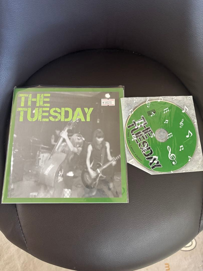 THE TUESDAY 1st 7incとsecondのsetです