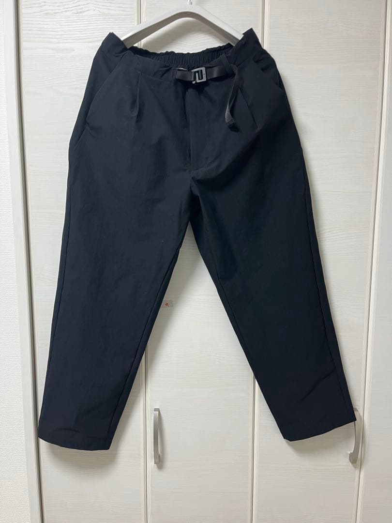 ゴールドウィン　ワンタックテーパードアンクルパンツ　ブラック