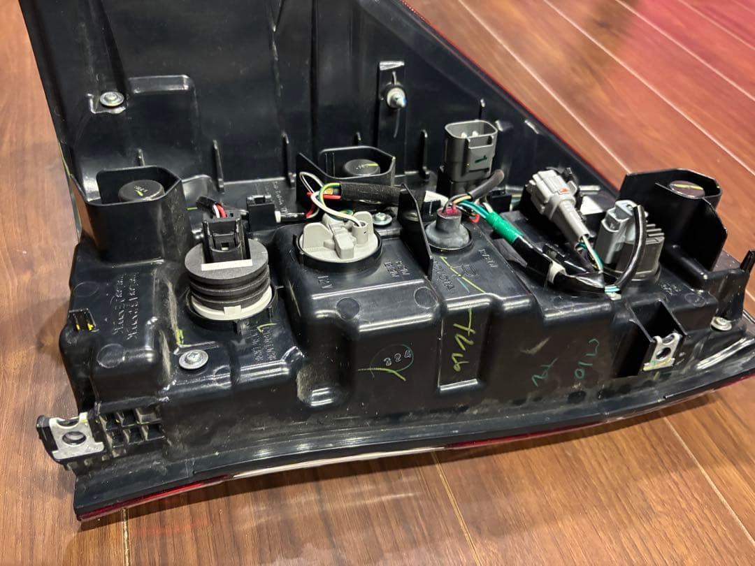 HILUX テールランプ OK-186 赤　右のみ