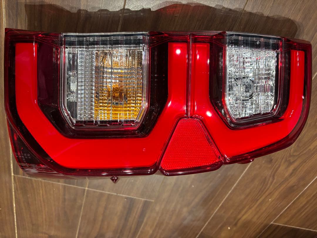 HILUX テールランプ OK-186 赤　右のみ