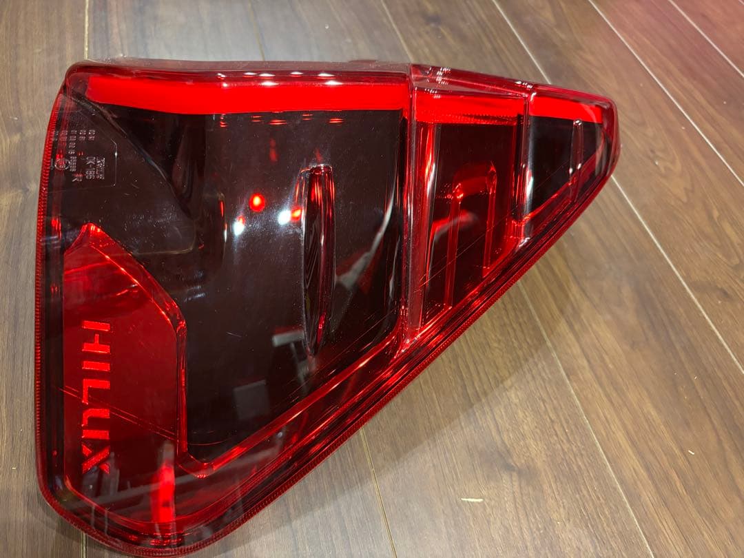 HILUX テールランプ OK-186 赤　右のみ