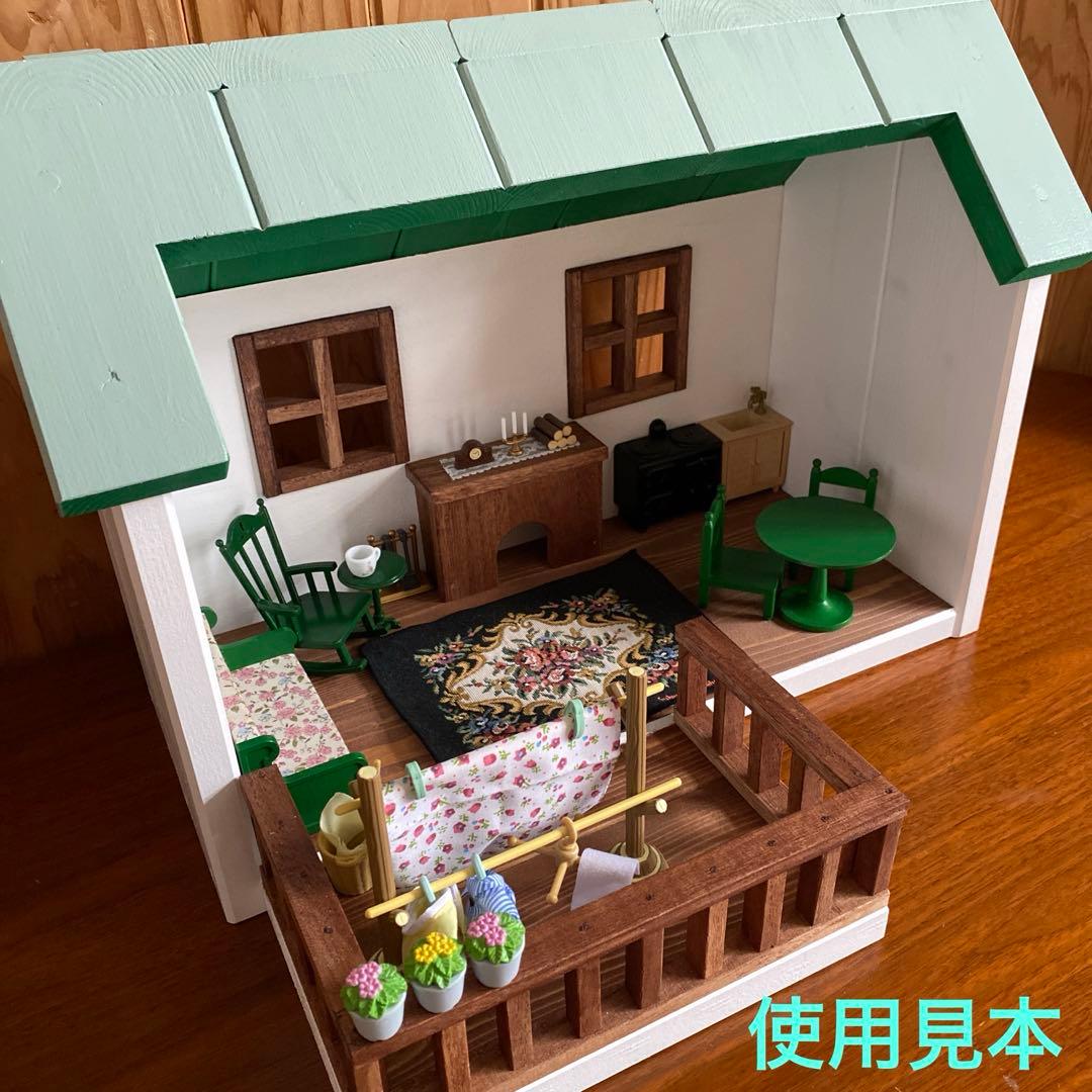 緑屋根の木製ドールハウス (暖炉＆ウッドデッキ付き) ハンドメイド　シルバニア
