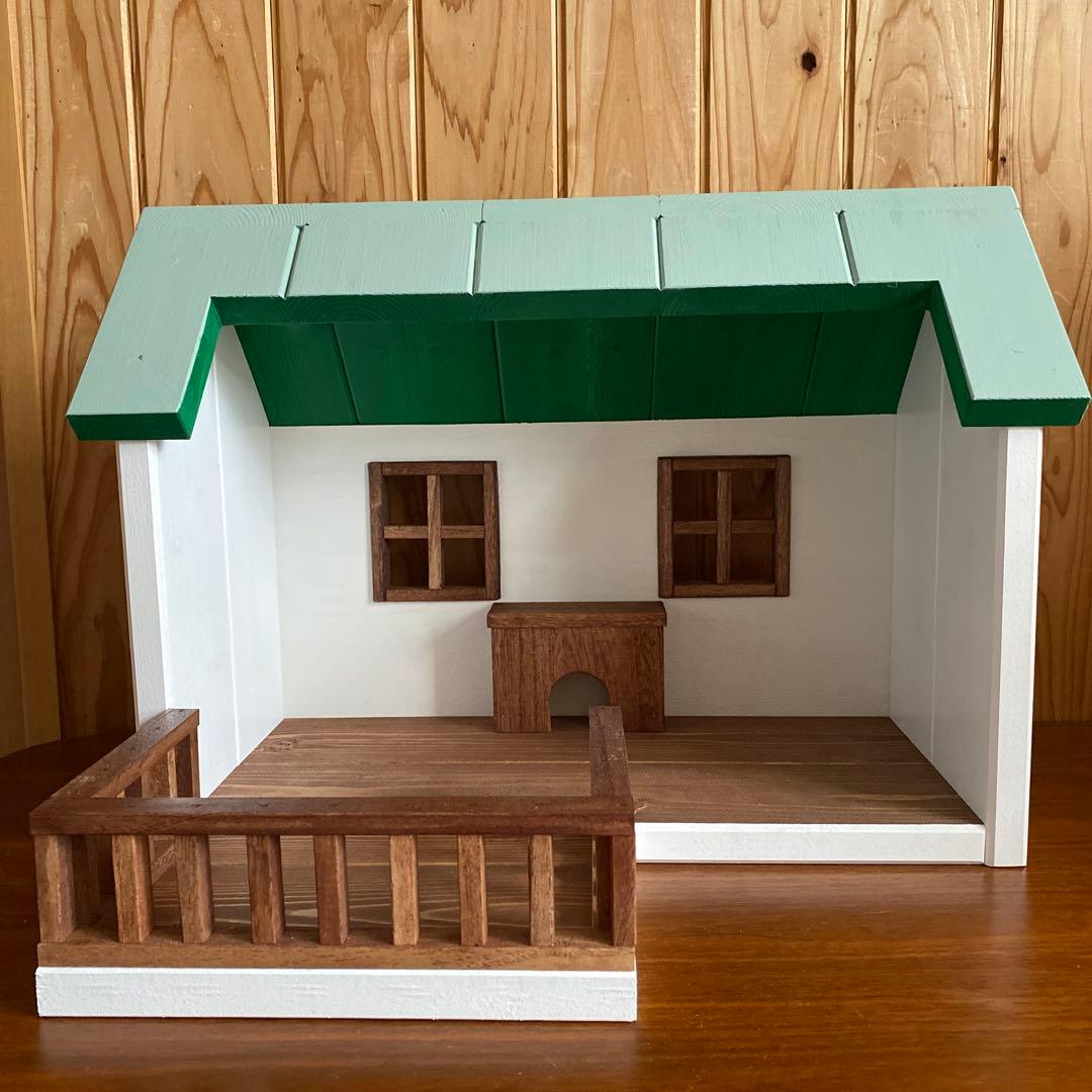 緑屋根の木製ドールハウス (暖炉＆ウッドデッキ付き) ハンドメイド　シルバニア