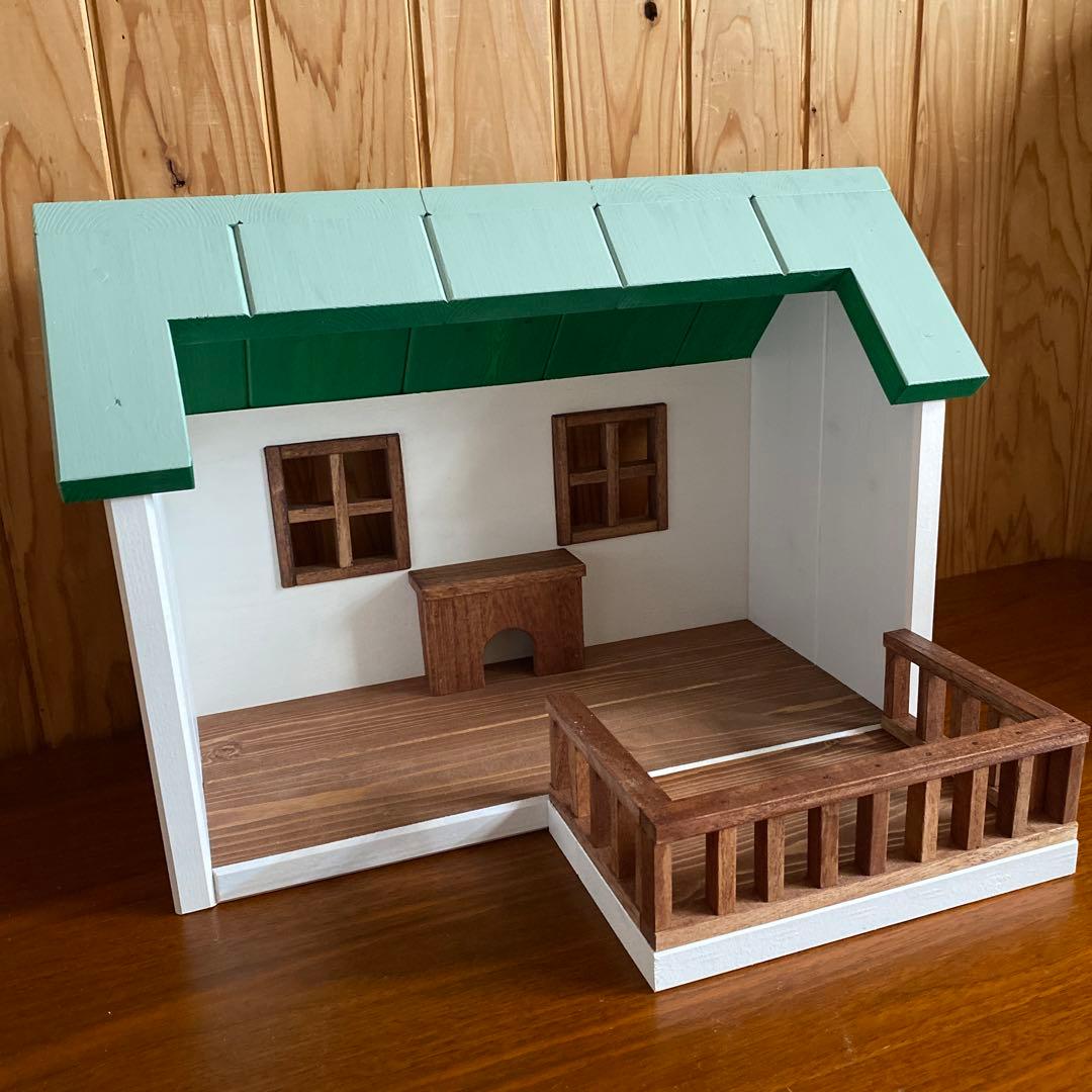 緑屋根の木製ドールハウス (暖炉＆ウッドデッキ付き) ハンドメイド　シルバニア