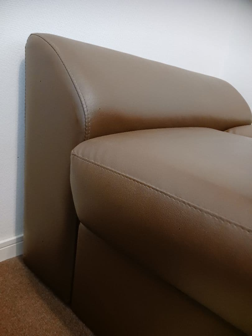 ブラウン ソファベッド センターコンソール付き、収納スペース付き