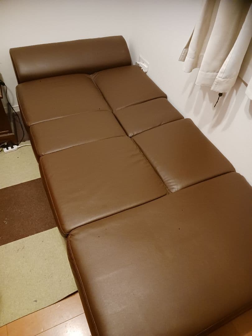 ブラウン ソファベッド センターコンソール付き、収納スペース付き