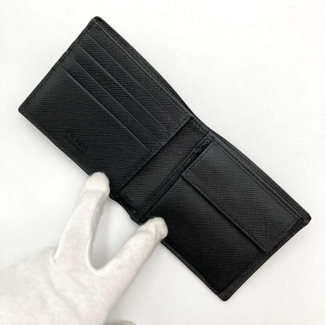 近年！極美品✨ PRADA 二つ折り財布 サフィアーノレザー 黒 メタルロゴ