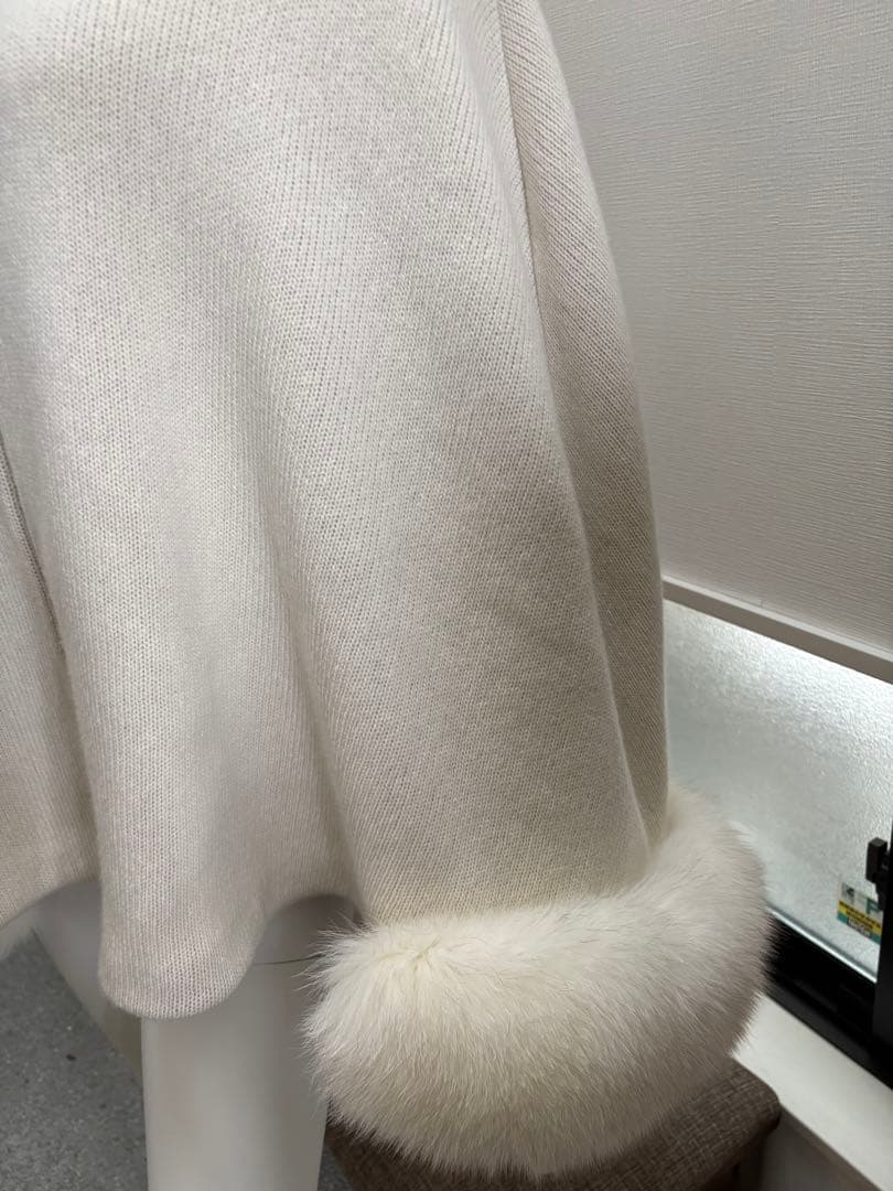 専用。Ｒｅｎｅルネ　サガフォックスファー付きケープ白カシミヤ6232050Ａ