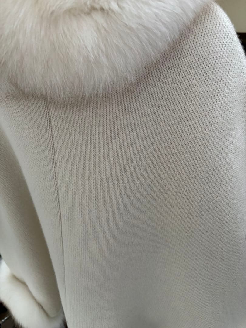 専用。Ｒｅｎｅルネ　サガフォックスファー付きケープ白カシミヤ6232050Ａ