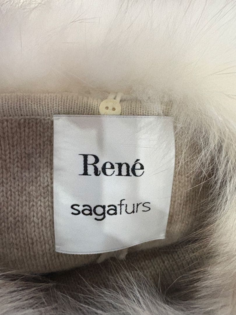 専用。Ｒｅｎｅルネ　サガフォックスファー付きケープ白カシミヤ6232050Ａ
