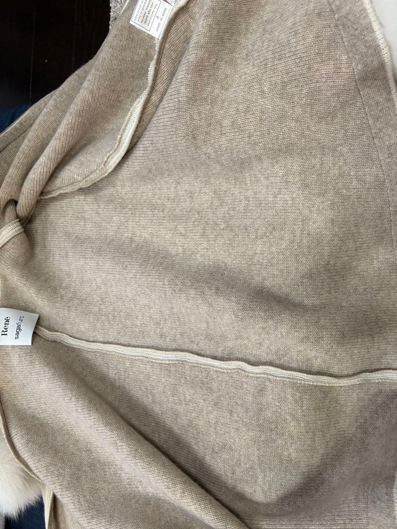 専用。Ｒｅｎｅルネ　サガフォックスファー付きケープ白カシミヤ6232050Ａ