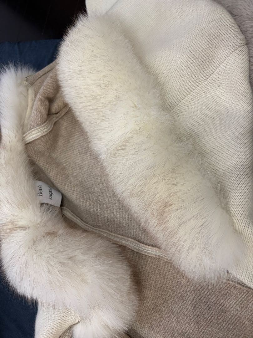 専用。Ｒｅｎｅルネ　サガフォックスファー付きケープ白カシミヤ6232050Ａ