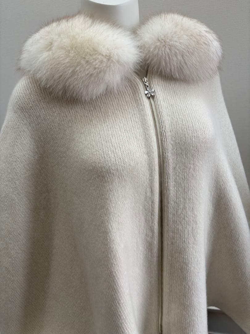 専用。Ｒｅｎｅルネ　サガフォックスファー付きケープ白カシミヤ6232050Ａ