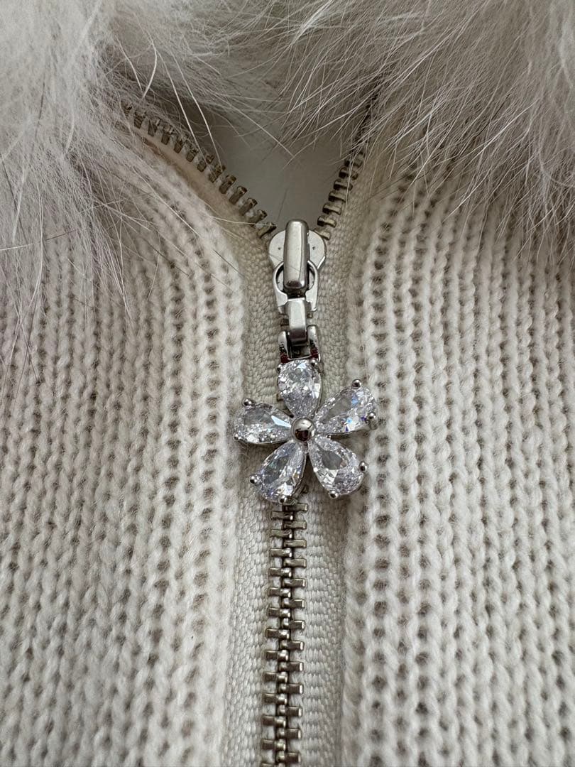 専用。Ｒｅｎｅルネ　サガフォックスファー付きケープ白カシミヤ6232050Ａ