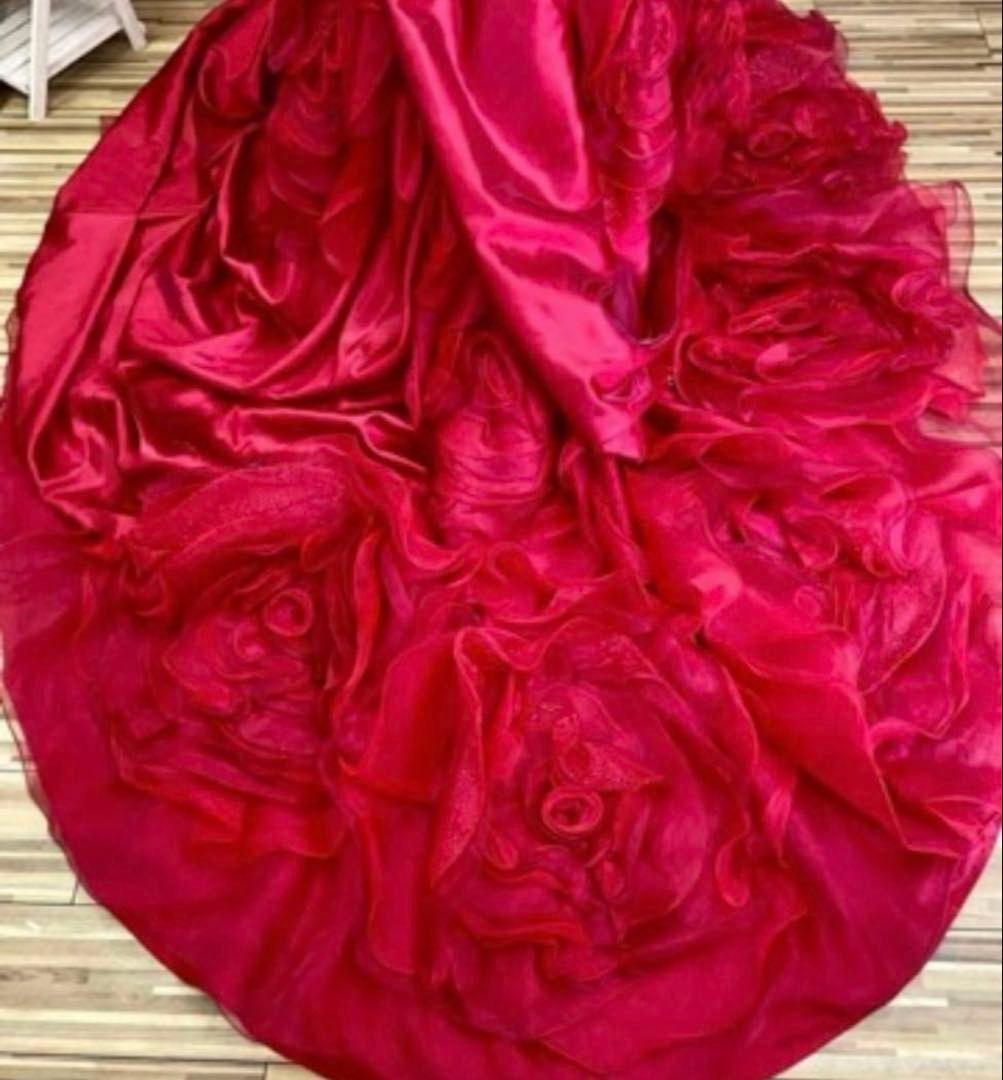 赤 フラワーモチーフ トレーン付きドレス