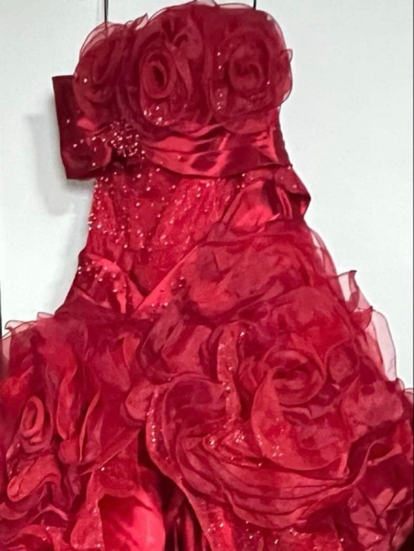 赤 フラワーモチーフ トレーン付きドレス
