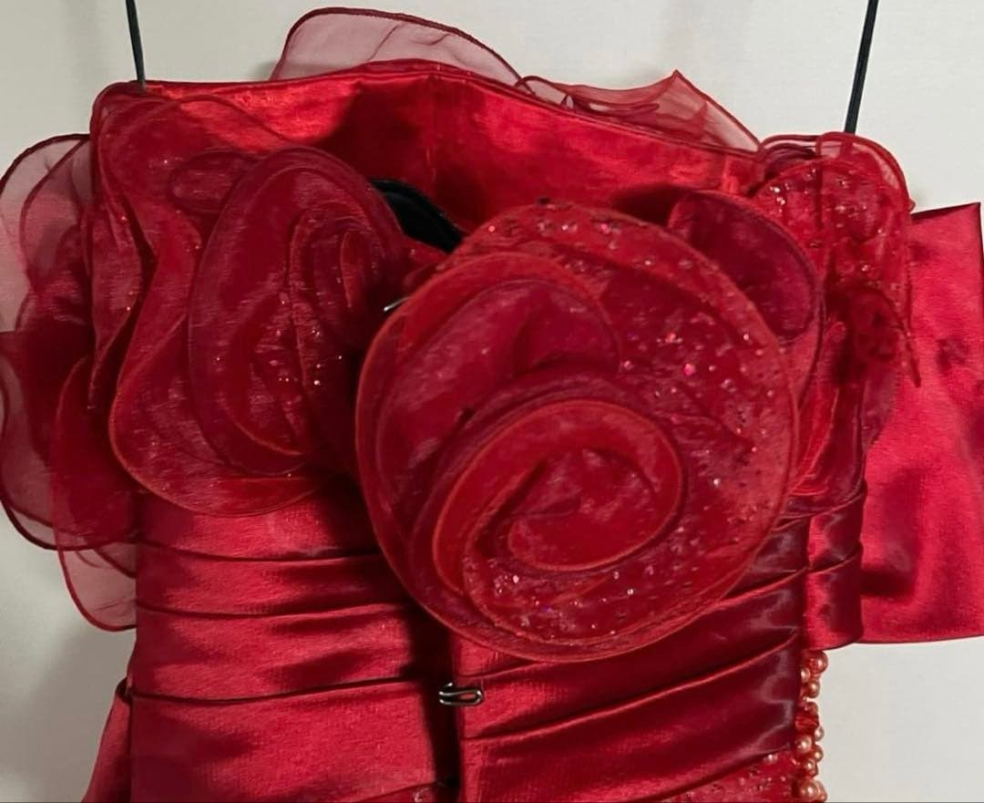 赤 フラワーモチーフ トレーン付きドレス