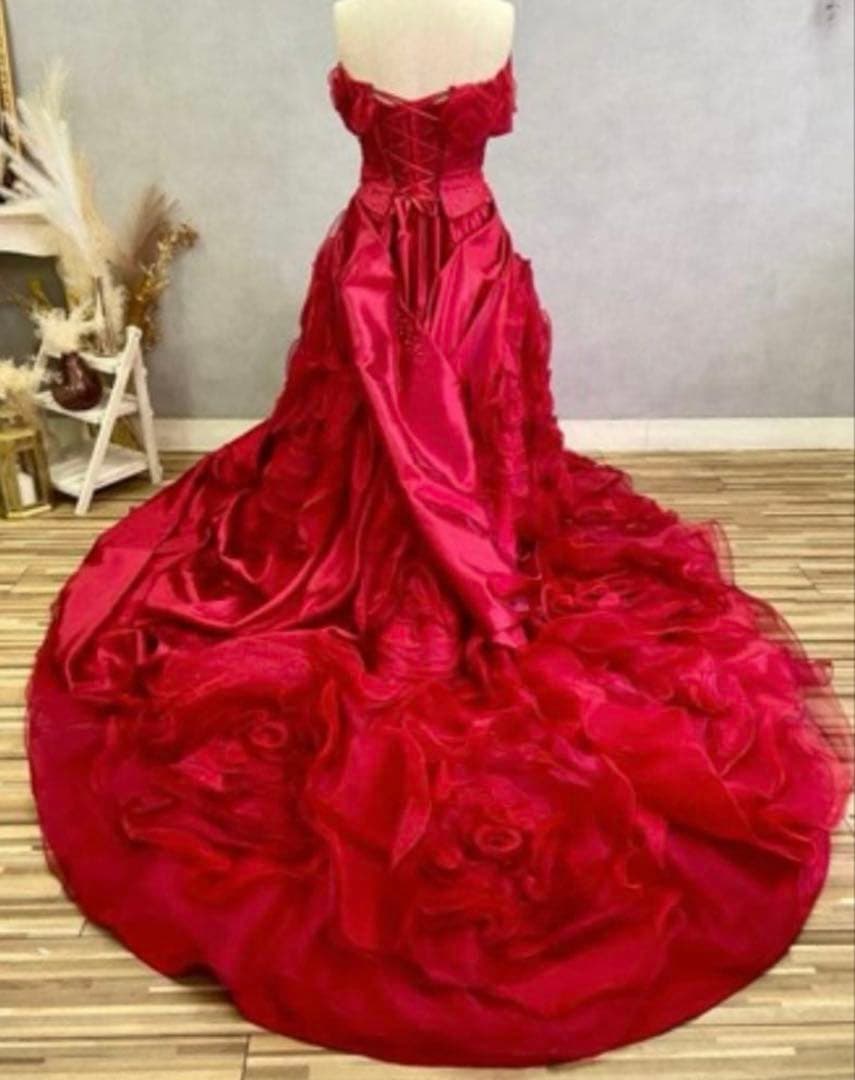 赤 フラワーモチーフ トレーン付きドレス