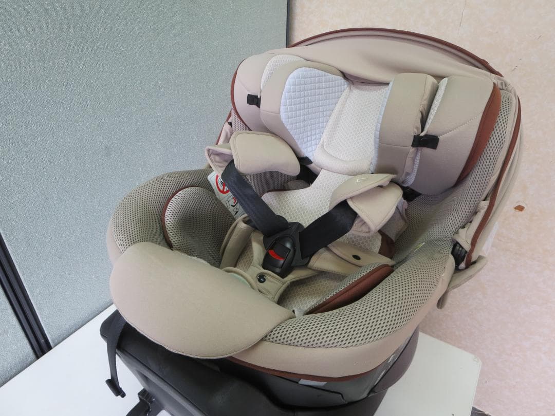 エールベベ・クルットR ウィ チャイルドシート　ISOFIX　回転式