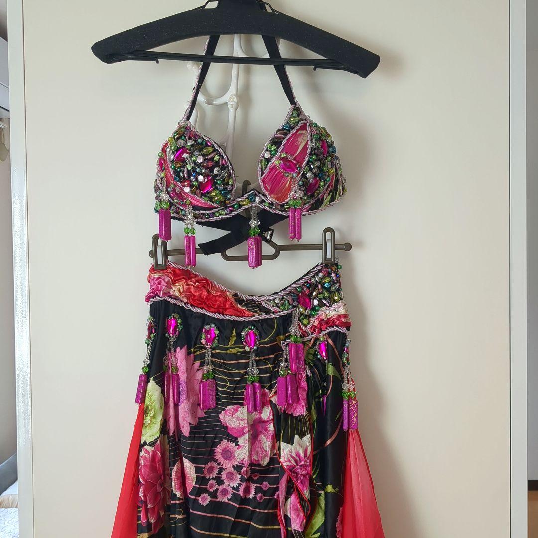 ベリーダンス衣装 黒×赤系花柄 豪華デザイン 側面スリット