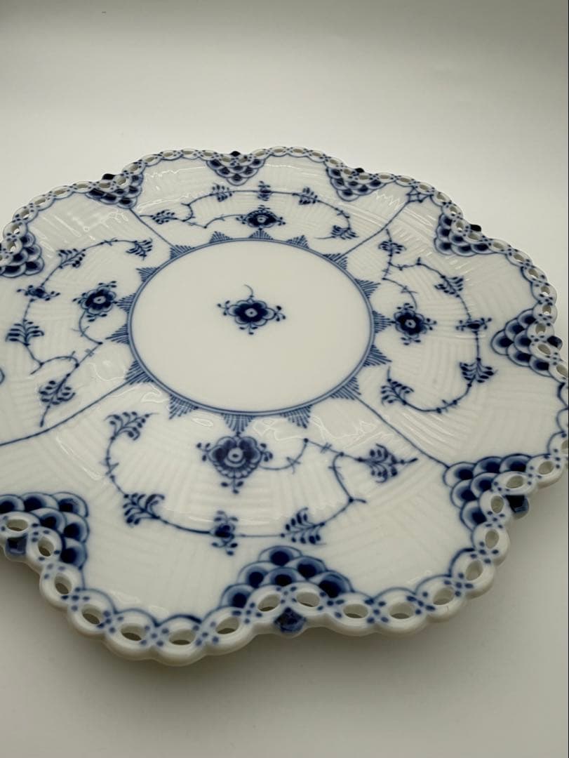 ロイヤルコペンハーゲン ブルーフルーテッド フルレース 花形 プレート