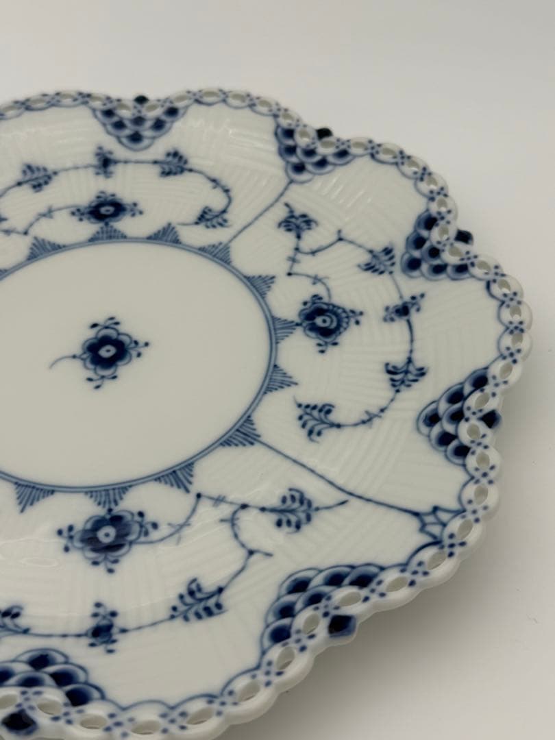 ロイヤルコペンハーゲン ブルーフルーテッド フルレース 花形 プレート