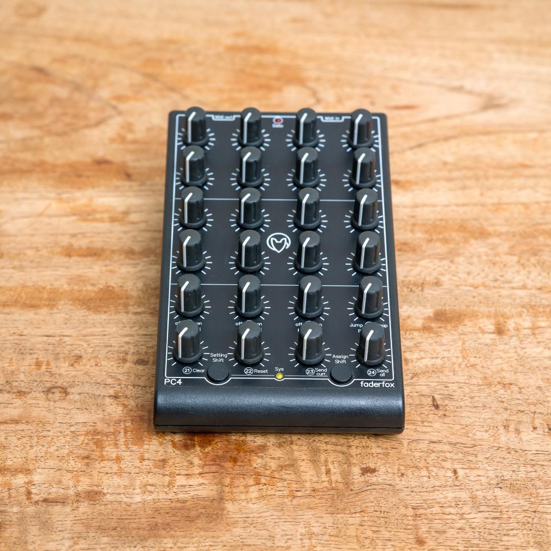 Faderfox PC4 MIDI コントローラー