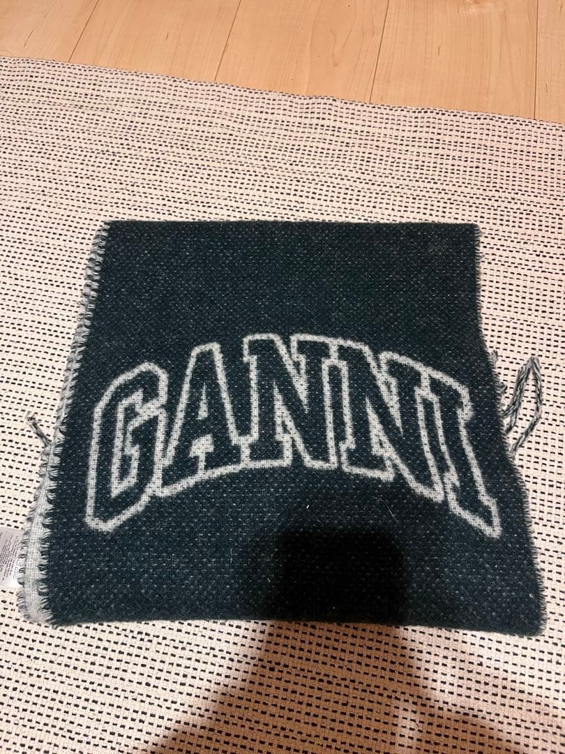 GANNI ロゴ入りマフラー ダークグリーン