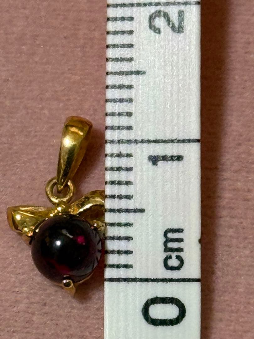 ジュエリーマキ　K18刻印入　チャーム　赤い石