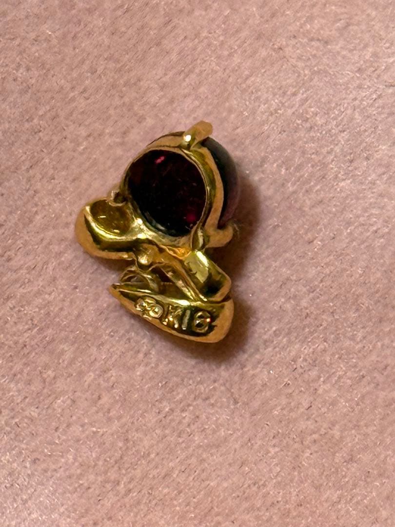 ジュエリーマキ　K18刻印入　チャーム　赤い石