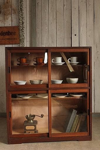 素敵な雰囲気の木枠ガラス戸棚　 食器棚　収納棚　本棚　キャビネット　古家具