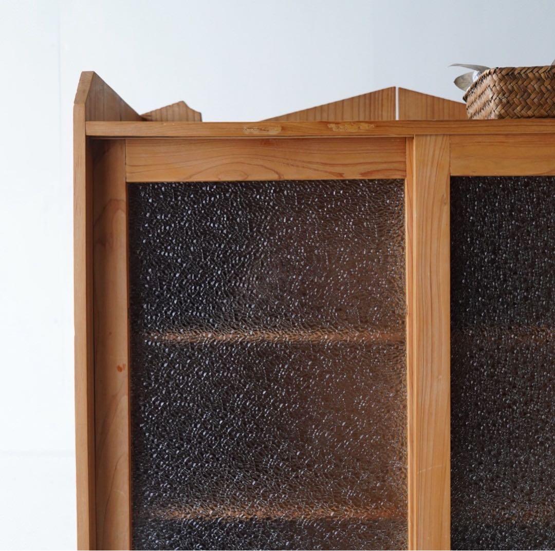 ダイヤガラスのキャビネット