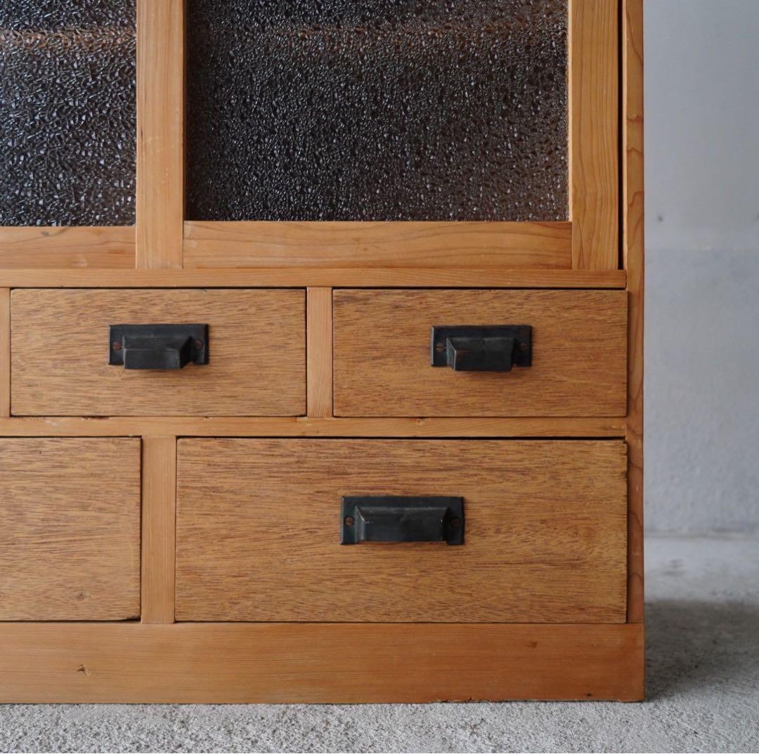 ダイヤガラスのキャビネット