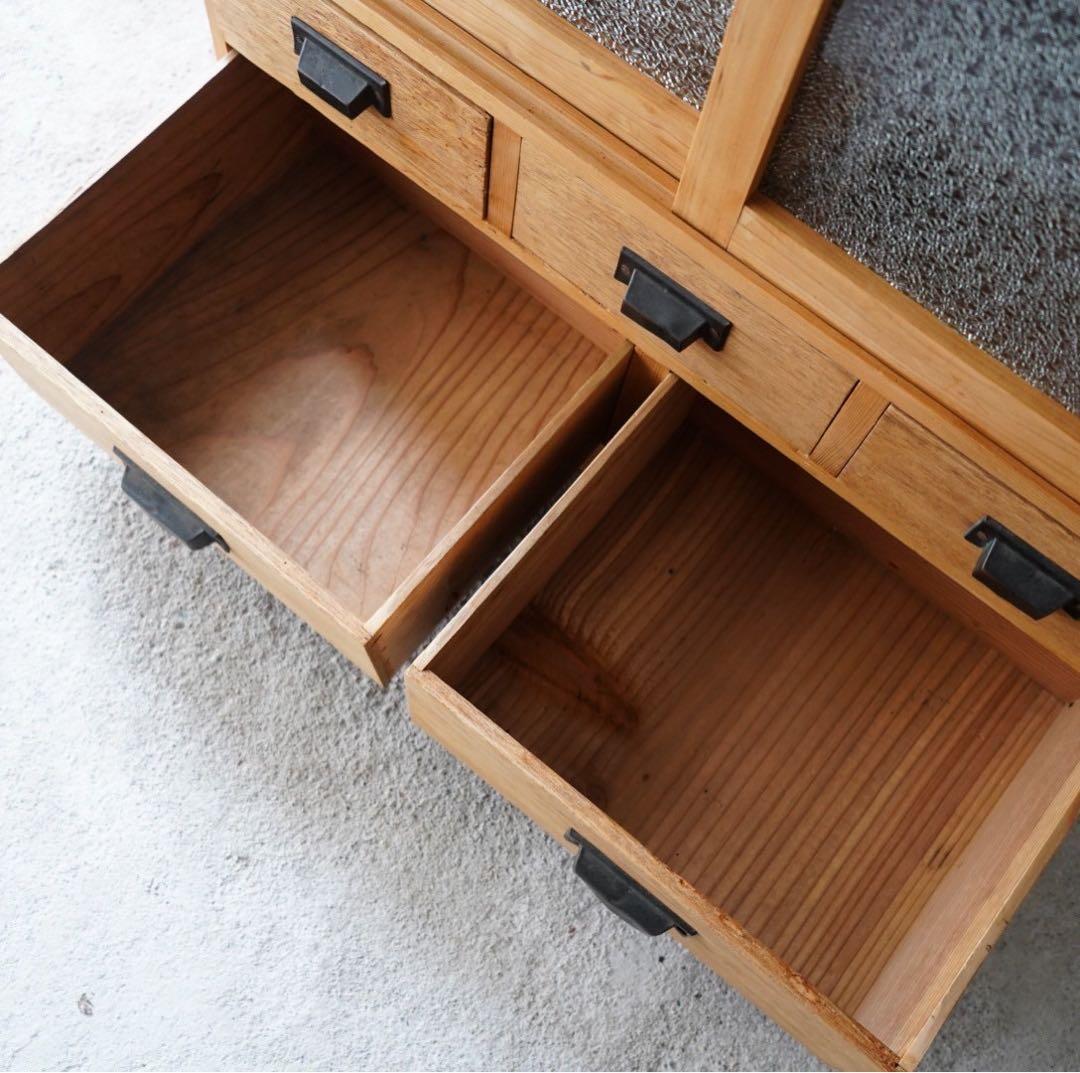 ダイヤガラスのキャビネット