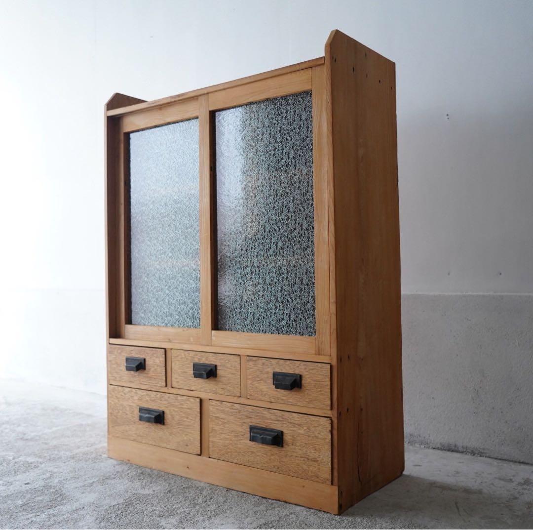 ダイヤガラスのキャビネット