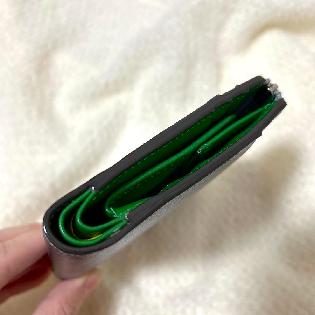 はな　SILNA メタリックシルバー 二つ折り財布　牛革　ミニサイフ