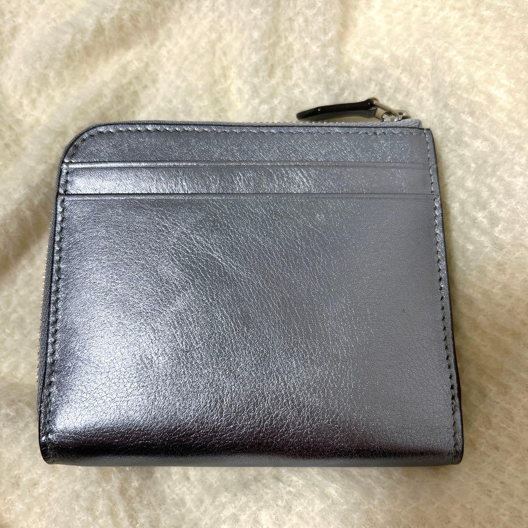 はな　SILNA メタリックシルバー 二つ折り財布　牛革　ミニサイフ