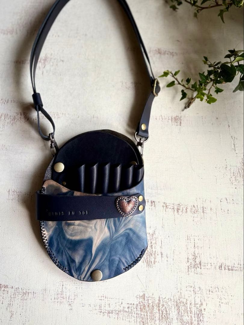 手染めブラックマーブルのまあるいシザーケース