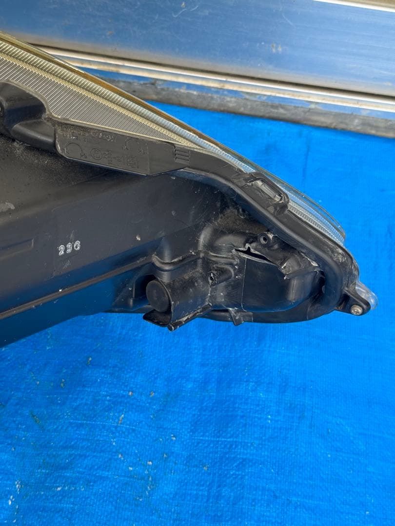 アクア NHP10 ヘッドライト 左右セット