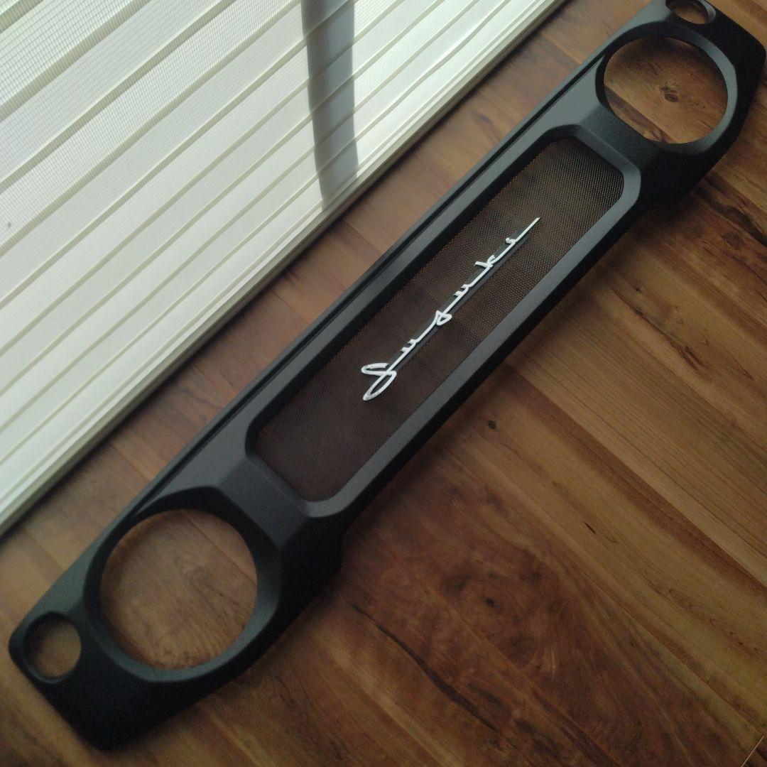 JB64JB74ジムニーシエラノマド チッピンググリル黒極小網+筆記体エンブレム