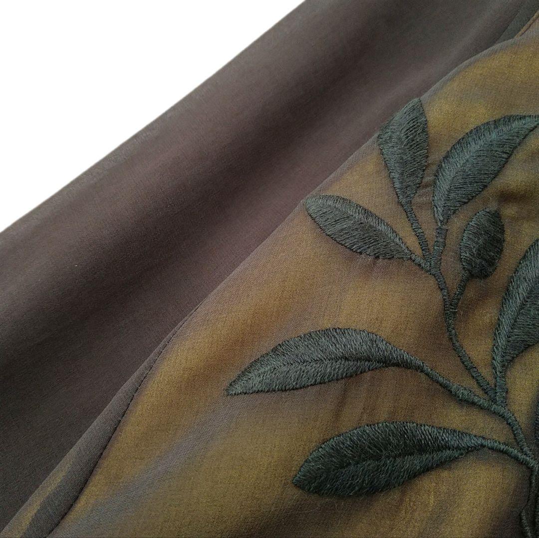 TOKUKO 1er VOL バックボタン 刺繍チュニックブラウス