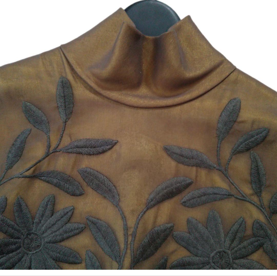 TOKUKO 1er VOL バックボタン 刺繍チュニックブラウス