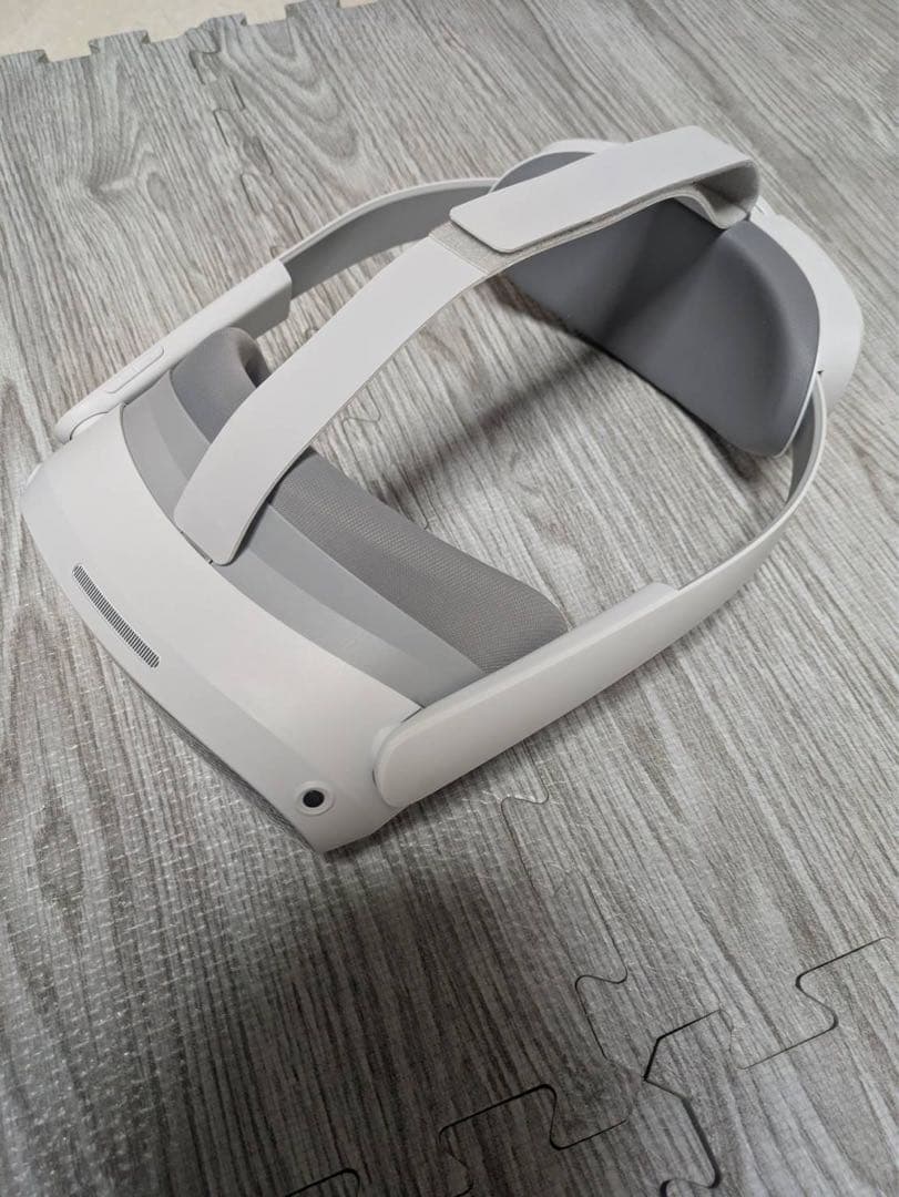 PICO 4 本体とコントローラー2個、ヘッドセットのセット