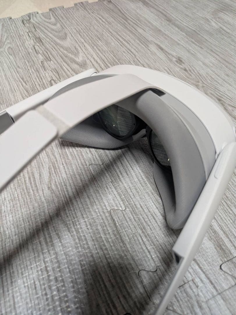 PICO 4 本体とコントローラー2個、ヘッドセットのセット